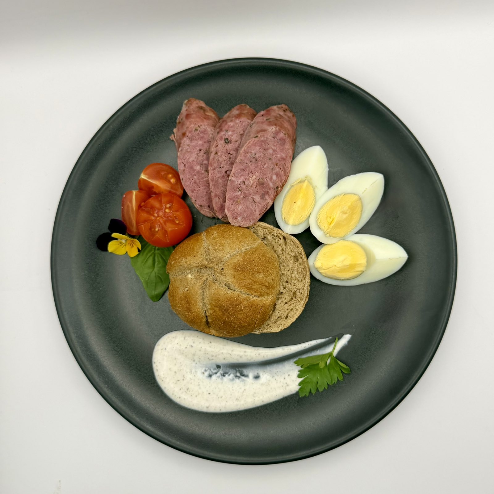 Микс закуска яйца с трюфел, суджук, хлебче и чери домати